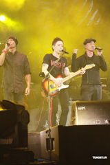 组图：黄贯中开唱未见朱茵 陈豪黄德斌助阵