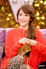 组图：萧亚轩上瑶瑶节目宣传新碟 自曝不爱大胸