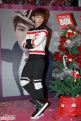 组图：炎亚纶香港歌迷会心型手势大献爱心