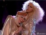 组图：GaGa与克里斯蒂娜飙乳斗歌 靠胸前似婴儿