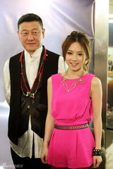 组图：《歌手2》后台采访 品冠接替韦唯亮相