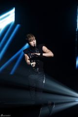 高清图：韩歌手金亨俊新专辑发布亲友齐站台