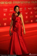 组图：《马 伊 娜》主演罗丝安妮-休佩诺特亮相