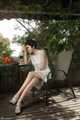 组图：黄曼家居大片秀美腿