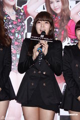 组图：韩女子团体T-ARA首度抵台 粉丝热情引恐慌