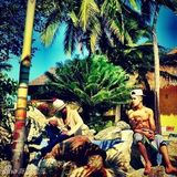 组图：比伯半裸照笑容腼腆 秀腿部祈祷纹身