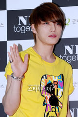 组图：金在中鹅黄T恤亮相 皮肤白皙面容精致