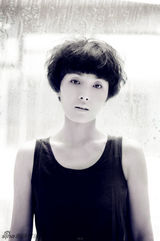 组图：黄曼素雅光影大片 简约深邃展成熟女人美