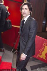 组图：《弗兰西丝-夏》首映 格蕾塔秀美腿