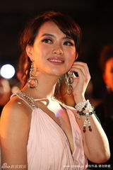 幻灯图集：居文沛粉色低胸礼服亮相 性感险走光  