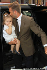 组图：小贝携妻女现身 小七眼神超萌