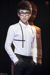 组图：刘心唱片写真曝光 衣着干练大展男人范儿