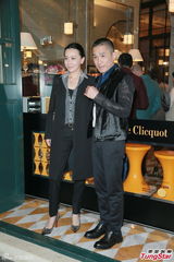 组图：梁朝伟学舞弃老婆陪 嘉玲称王菲享受单身