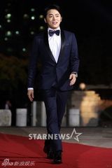 组图：韩星赵政锡亮相大钟红毯 略拘谨显萌态