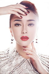 组图：秦岚气质写真 吕后褪下霸气展甜美笑容