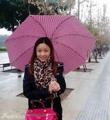 组图：四川现“城管女神” 面带微笑劝小贩