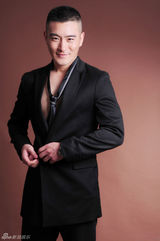 组图：樊昊仑脱下军装演绎率性写真