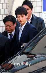 组图：朴施厚被控性侵后赴警署 坚称清白