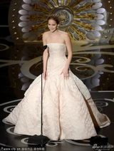 组图：劳伦斯获最佳女主角 上台激动摔倒