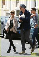 组图：“雷神”二度当爹 锤哥甘做奶爸爱抱娃