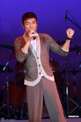 高清图：容祖儿等齐聚歌会 刘德华上演贴身辣舞