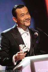 组图：柏林电影节影帝廖凡淡定领奖 梁朝伟颁奖