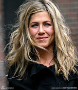 幻灯图：甜姐安妮斯顿做客脱口秀 大展招牌笑容 