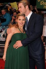 组图：“雷神”二度当爹 锤哥甘做奶爸爱抱娃