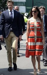 组图：凯特胞妹与男友看网球 举止亲密十指紧握