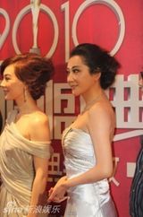 组图：杜晓婷亮相颁奖礼 银白礼服展现女王风范