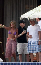 幻灯图：安妮斯顿墨西哥过生日 杰拉德-巴特勒作陪