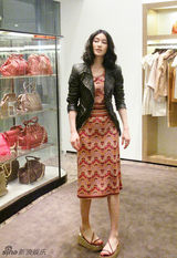 组图：IT GIRL陈燃后台换装 诠释时尚理念