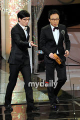 组图：韩老牌艺人获KBS大奖 李胜基宋钟基等助阵