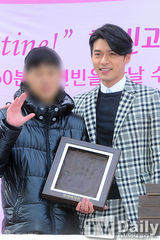 组图：韩星玄彬格子正装站台 男神魅力难挡