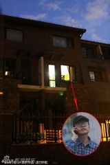 幻灯图:巩汉林鼻青脸肿贴胶带 24小时内判若两人