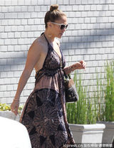 组图:詹妮弗洛佩兹印花裙出街 深V美背无限风骚