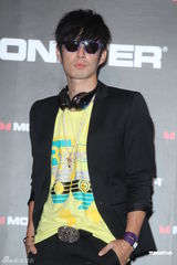 组图：吴建豪戴黑钻耳机压轴走秀 空运礼物表孝心