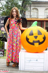 组图：梁心颐发新专辑草地开唱变身精灵