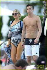 组图：帕丽斯泳池边色诱男友 水中交欢主动献吻