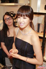 组图：f(x)队长宋茜柔美亮相　抹胸装性感可人