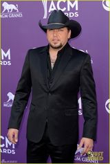 组图：米兰达笑傲乡村奖 泰勒携帅大叔献唱