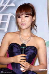 幻灯图：丁当着火辣黑色短裙亮相 美腿修长诱人