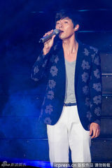 高清组图：玄彬上海开唱 与粉丝合影自拍乐陶陶