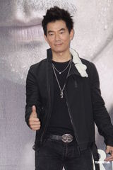 组图：任贤齐携新专辑《不信邪》开唱吸引歌迷 