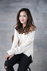 组图：王智写真还原真我本色 展标志性纯美微笑