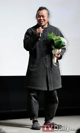 组图：韩星金高恩出席颁奖礼 前辈面前撒娇卖萌