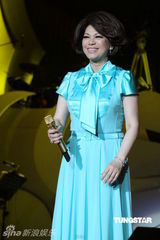 组图：蔡琴百万精华上海演唱会 回忆往事泪盈眼眶