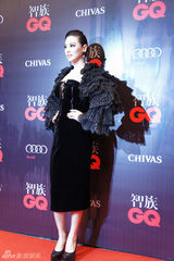 组图：张雨绮出席GQ盛典范儿足 与徐克后台畅聊
