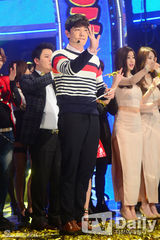 组图：B1A4登顶《冠军秀》女团黑丝皮裤拼性感