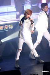 高清：韩国男团“F.CUZ”旋风抵台 两成员带伤上阵